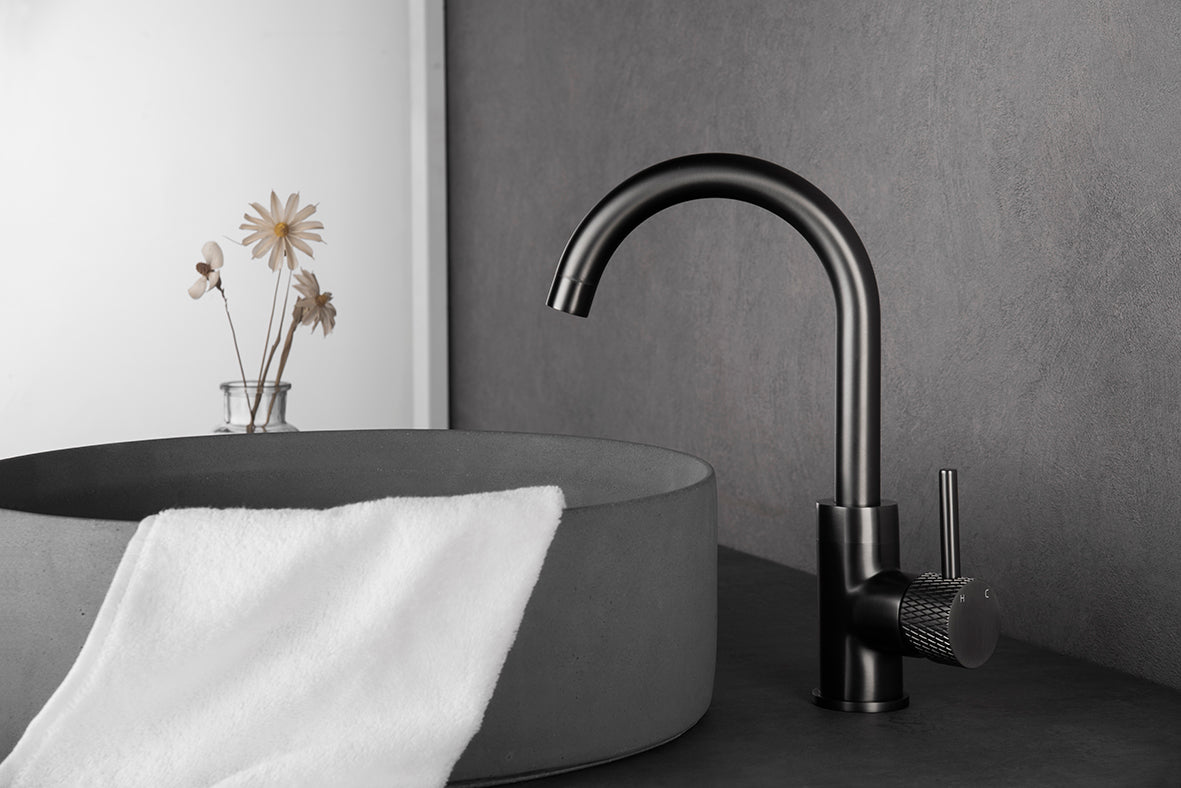Wiesbaden Ribbd wastafelkraan met draaibare uitloop en coldstart gunmetal PVD