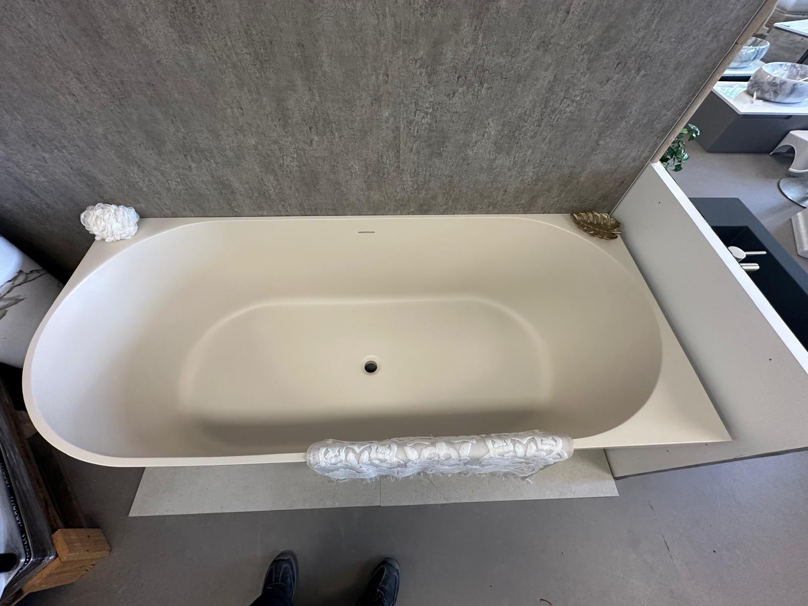 Ligbad Arcqua Pinto Back To Wall Hoekbad Mat Zand Cast Marble