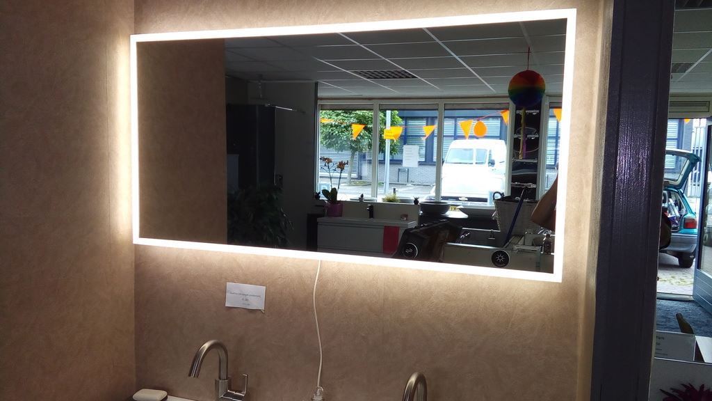 LED-verlichting detail Luzi Dimbare Verwarming badkamerspiegel