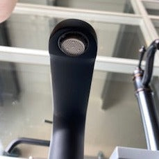 Wastafelkraan mat zwart gekartelde ring koper
