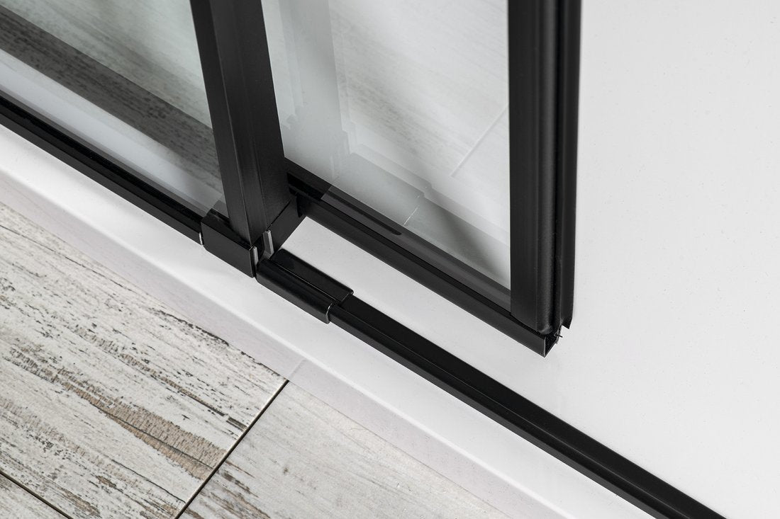 Detail van glas en zwart van Altis douchecabine
