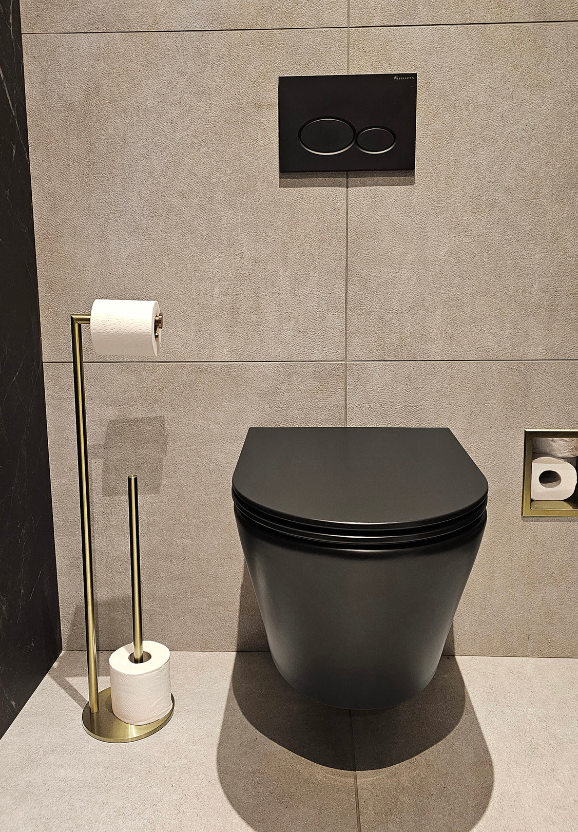 Wiesbaden Alonzo toiletrolhouder met reserverolhouder vrijstaand geborsteld messing PVD