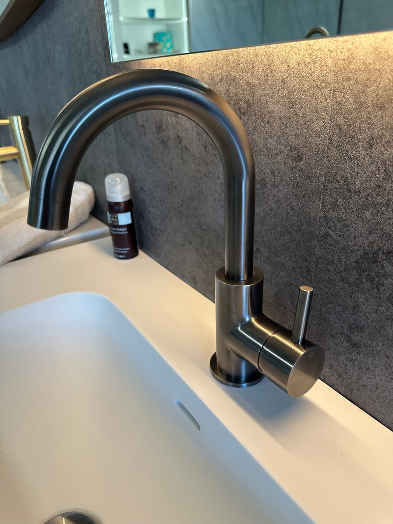 Luzi Largo wastafelkraan met draaibare uitloop gun metal