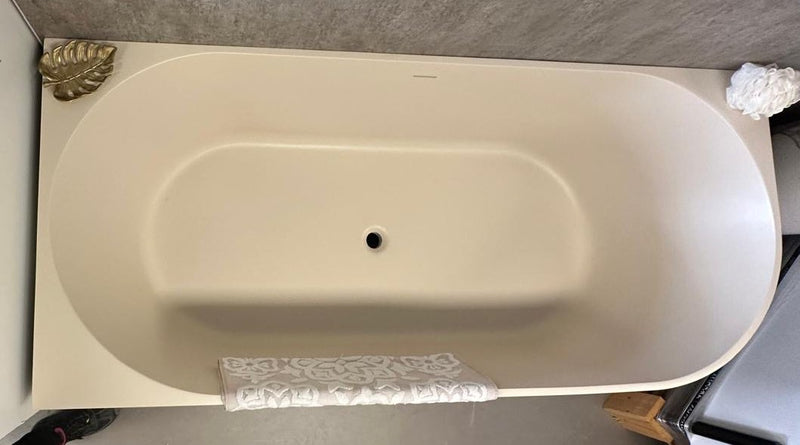 Ligbad Arcqua Pinto Back To Wall Hoekbad Mat Zand Cast Marble