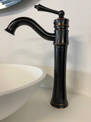 Hoge retro wastafelkraan vintage oud zwart