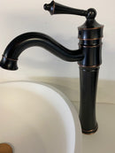 Hoge retro wastafelkraan vintage oud zwart