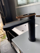 Wastafelkraan mat zwart gekartelde ring koper