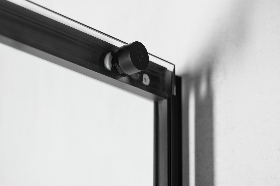 Detail van glas en zwart van Altis douchecabine