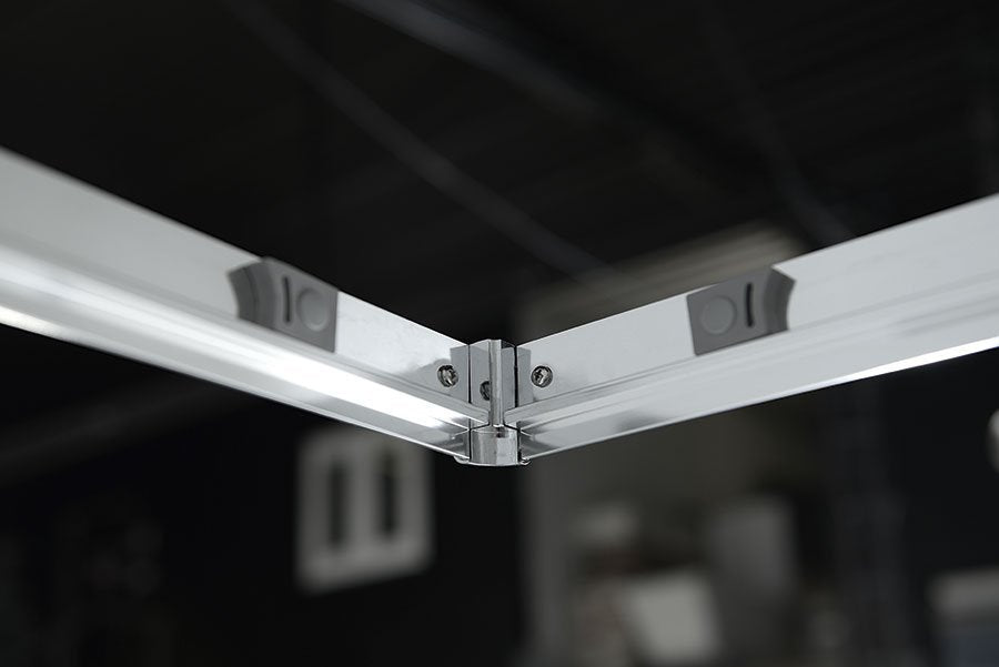 Detail van glas en chroom van Aqualine Arleta douchecabine